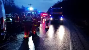 Băiat de 16 ani mort, după ce a fost lovit de o maşină. Şoferul a fugit de la locul accidentului