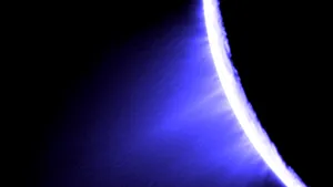 Unul dintre sateliţii lui Saturn ar putea conţine apă sărată, favorabilă vieţii