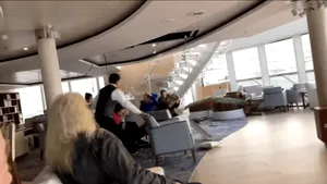 Momente terifiante la bordul vasului de croazieră din Marea Norvegiei. Nava a ajuns în siguranţă în port, după o operaţiune de salvare îndelungată | VIDEO
