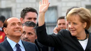 Berlusconi s-a ascuns după un stâlp pentru a o speria pe Angela Merkel (Video)