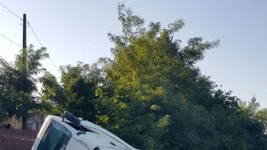 Trafic restricţionat în Prahova, pe DN 1A. TIR în şanţ, după ce şoferul nu a adaptat viteza în curbă