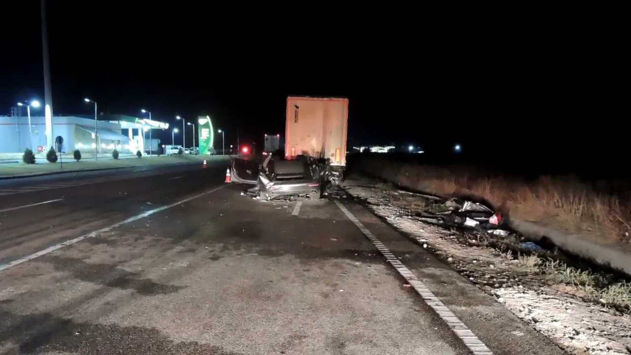 Patru persoane, între care doi copii, au murit pe DN 56, în Calafat, după impactul dintre o maşină şi un TIR