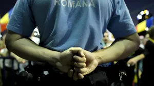 Scandal în toată regula, la Iaşi: Un bărbat şi iubita lui au bătut un poliţist şi un jandarm. Cum a pornit conflictul