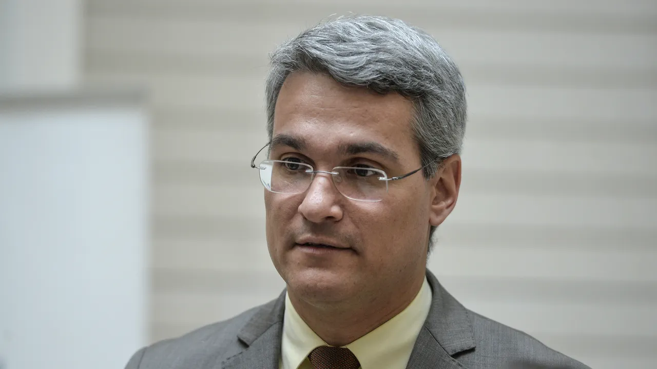 Dragoş Pîslaru, ministrul Muncii: Noi dăm acum beneficii unor oameni care stau, lâncezesc şi sunt trântori