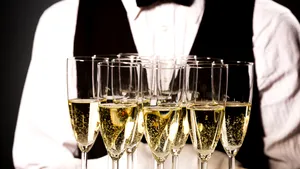 NATO face angajări. Vezi ce salariu oferă pentru un post de chelner