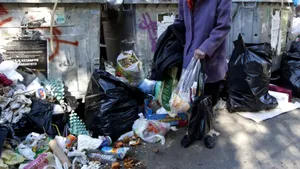 Cum a ajuns una dintre moştenitoarele familiei Onassis să mănânce din gunoaie - FOTO