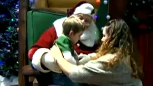 Gest emoţionant al lui Moş-Crăciun: Cum a făcut fericit un copil surd. 