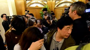 Întâlnire tensionată între oficiali malaysieni şi familii ale pasagerilor chinezi ai zborului MH370. Rudele pasagerilor sunt convinse că li se ascund lucruri