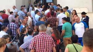 Sute de persoane la cozi, o nouă zi de aglomeraţie la Direcţia Paşapoarte din Pipera. Oamenii, direcţionaţi la sediul din Amzei: 