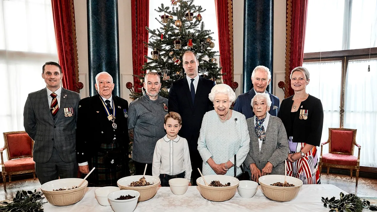 Regina Elisabeta, Prinţul de Wales, Ducele de Cambridge şi Prinţul George au pregătit budincă de Crăciun - FOTO