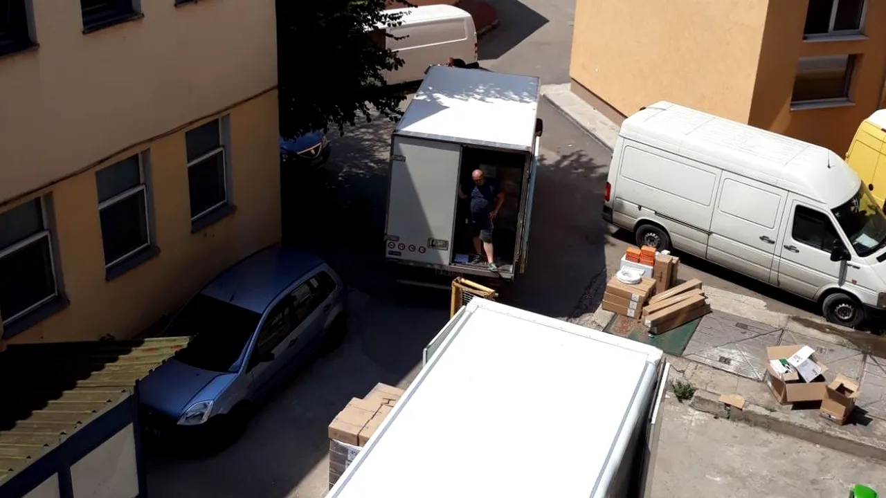 Un asistent spune că după protestul de la Spitalului Universitar se aduc continuu materiale, de teama Corpului de Control: Acum umblă disperaţi prin spital să cureţe 