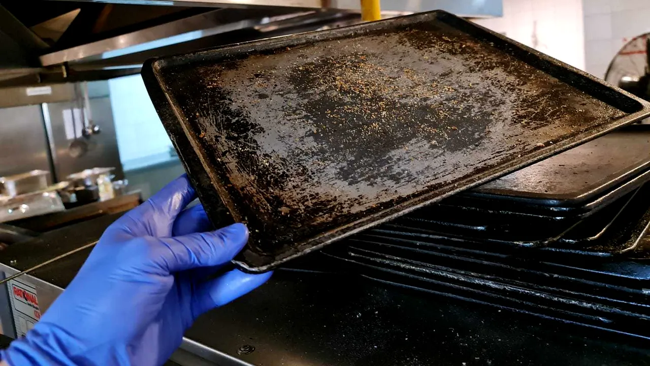 Restaurant din Sectorul 5, închis de ANPC: mizerie, ustensile vechi, ruginite şi produse stricate