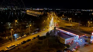 Cozi uriaşe la benzinăriile din ţară. Românii se tem că preţul la carburanţi va creşte la 10 lei pe litru