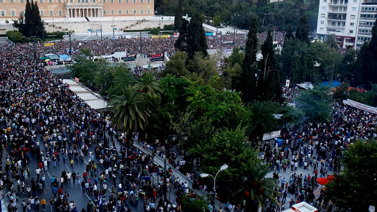Noi măsuri de austeritate, adoptate în Grecia: Aproximativ 12.000 de oameni au protestat în faţa Parlamentului