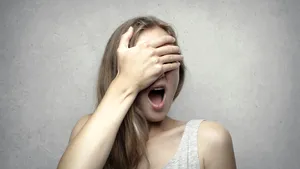De ce oamenii iubesc să fie speriaţi: explicaţia psihologică din spatele fricii controlate