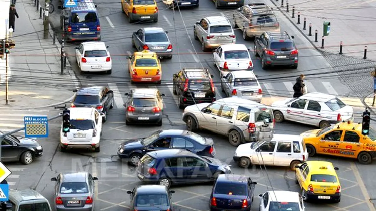 Circulaţie îngreunată între Piaţa Unirii şi Piaţa Victoriei, din cauza unei avarii la semafoare