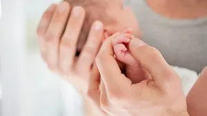 Pedeapsa primită de bărbatul care l-a bătut crunt pe bebeluşul iubitei sale, pentru că era deranjat de plânsetele copilului