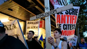 Protest împotriva mișcării Antifa în centrul Bucureștiului, organizat de o grupare de ultrași cu un istoric de acțiuni de extremă dreapta. Aproximativ 100 de participanți