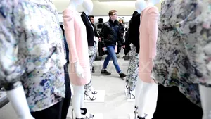 Un sfert dintre români îşi cumpără haine o dată la 2-3 luni. TOPUL magazinelor preferate