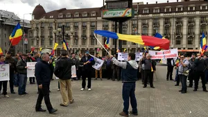 FOTO Zeci de angajaţi ai societăţii de transport public din Ploieşti PROTESTEAZĂ în faţa Primăriei. Care este motivul manifestaţiei