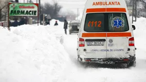 Ambulanţă blocată pe un drum înzăpezit din Neamţ, în timp ce transporta o pacientă
