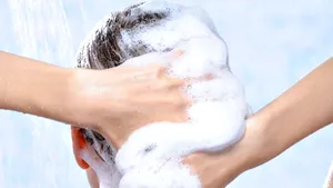 Tu cât de des îţi speli părul? O dată la şase săptămâni ar fi suficient, spune o nouă modă