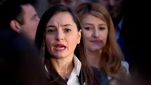 Anamaria Gavrilă, după ce Stegarul Dac a fost ridicat: Este un simbol național! V-ați gândit voi să îl târâți pe stradă