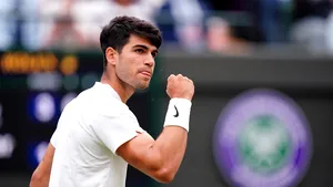 Alcaraz trece de Tiafoe în cinci seturi la Wimbledon