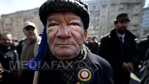 Iliescu, revoluţionarilor: Sunt bani, se reia plata pentru cei cu merite deosebite, vorbesc cu Ponta