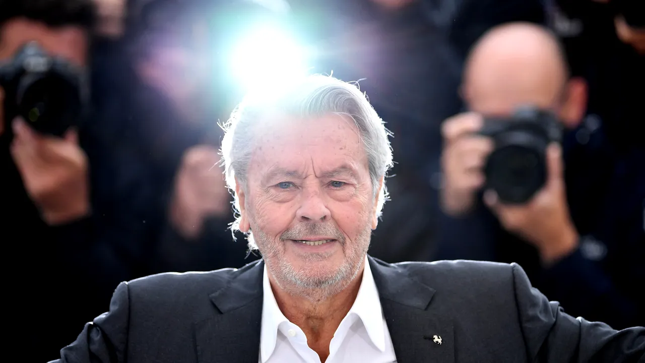 Câinele lui Alain Delon nu va fi eutanasiat şi înmormântat alături de actor, aşa cum dorea acesta