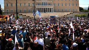 Grecia renunţă la acordarea celui de-al 13-lea şi al 14-lea salariu funcţionarilor publici