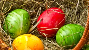 REPORTAJ: Pomeana copiilor, fugăritul mirelui şi jucatul lopţii în bâtă, obiceiuri de PAŞTE în Alba