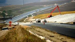 Contractul pentru proiectarea şi execuţia celor aproximativ 60 de km ai autostrăzii Suplacu de Barcău-Borş, în valoare de 215 milioane de euro, trimis la SEAP