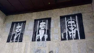 FOTO Anchetă la Cluj, după ce imagini cu politicieni după gratii au fost pictate pe Crucea de pe Cetăţuie