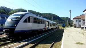 Ruta pe care trenul ”Săgeata Albastră” circula cu 35 km/h, suspendată după 5 luni