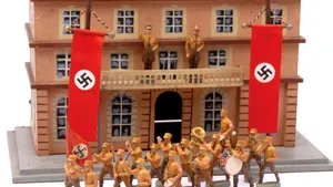 Jucăriile cu Hitler, Eva Braun şi soldaţi nazişti: Cum erau manipulaţi copiii în timpul celui de-al Doilea Război Mondial - FOTO, VIDEO