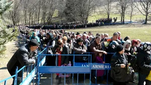 REPORTAJ: Zeci de mii de turişti şi pelerini vizitează obiective din Hunedoara, dar nu au unde se caza