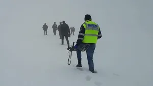 Poliţiştii din Botoşani au mers 4 kilometri prin zăpadă pentru a face percheziţii într-un dosar de viol 