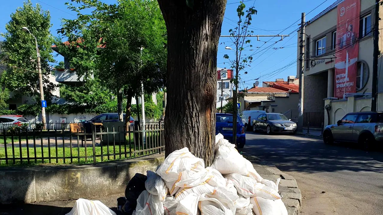 FOTO Saci de moloz aruncaţi la întâmplare pe domeniul public din Sectorul 2