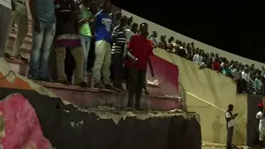 VIDEO | Cel puţin opt morţi şi zeci de persoane rănite în urma unor incidente violente la un meci de fotbal din Senegal