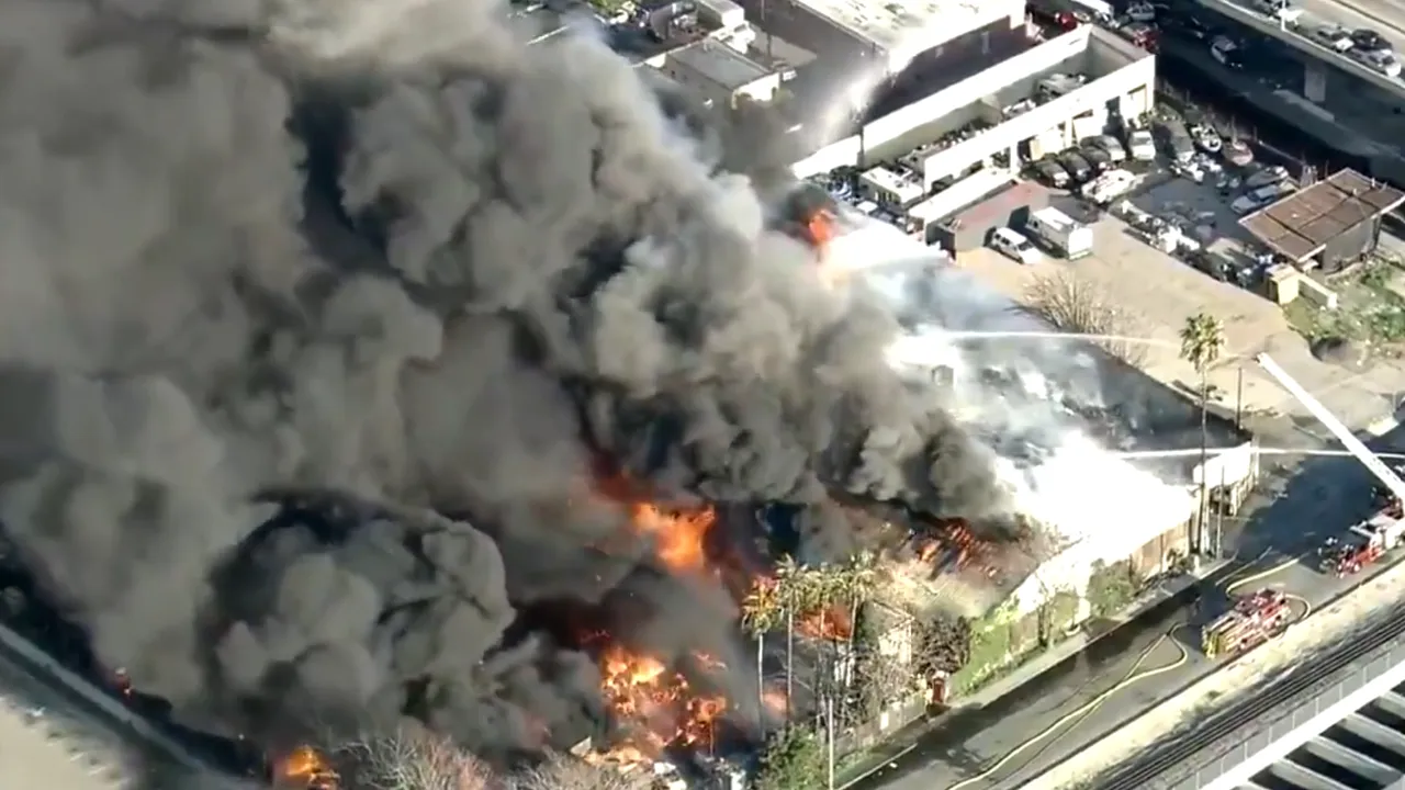 VIDEO Incendiu de proporţii în California. Flăcările s-au extins rapid, din cauza vântului