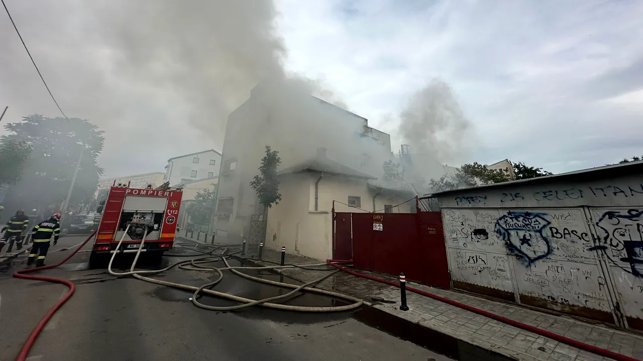 Incendiu cu degajări mari de fum la o casă din Sectorul 2