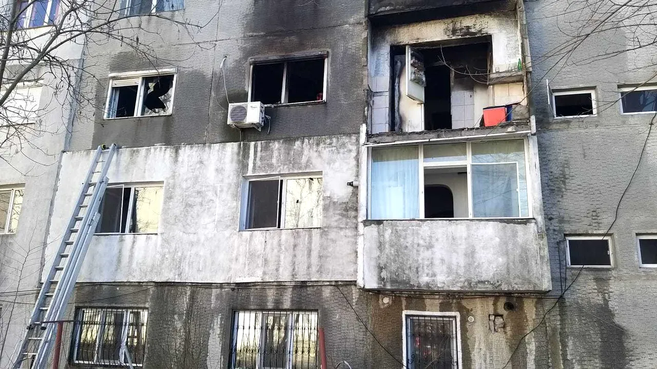 Incendiu puternic la un bloc din Medgidia. Pompierii au salvat un bărbat, în urma exploziei unei butelii