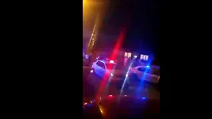 Scene şocante în Bucureşti. Poliţiştii chemaţi în cartierul Rahova au fost atacaţi. Agenţii au tras focuri de armă în aer | VIDEO