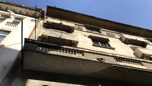 #Colectiv, 3 ani. Nepăsarea domneşte în Centrul Istoric: Balcoane ce stau să cadă chiar în sediul Poliţiei / GALERIE FOTO