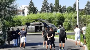 Procurorii militari au deschis dosar penal după aterizarea forţată a elicopterului militar în Piaţa Charles de Gaulle