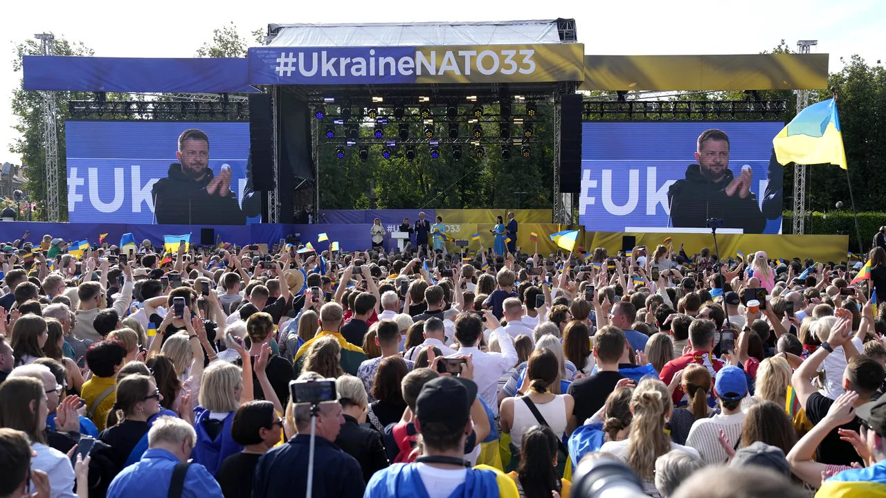 Imagini impresionante în capitala Lituaniei. Zelenski: Ucraina va face NATO mai puternică