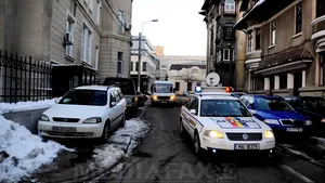 Ofiţerii de la Combaterea Crimei Organizate, prinşi luând mită, reţinuţi de DNA