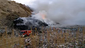 Incendiul de la groapa de gunoi din Caracal: Pompierii intervin cu apă şi spumă. Focul este răspândit de vânt