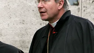 Un arhiepiscop austriac sugerează modificarea regulei celibatului preoţilor catolici